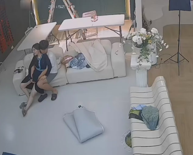 黑客破解监控实录!摄影棚空无一人,摄影师狂搞老板娘隐秘偷情全记录