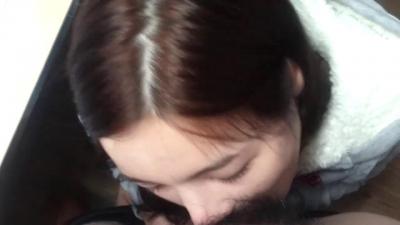 办公室偷情:上班时间把女同事按在办公桌上狂操