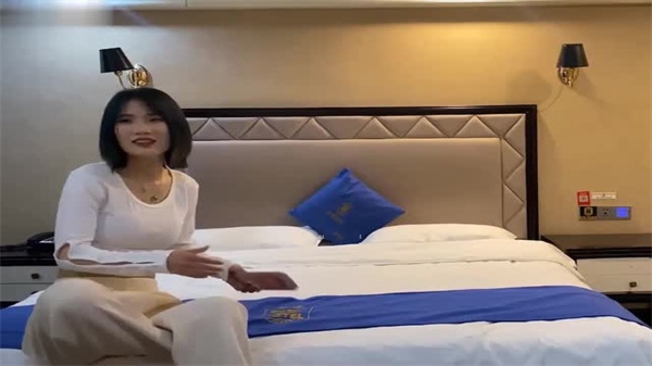 花臂哥酒店约炮缺钱兼职美女,欠债骚货为钱卖身任人狂操